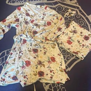 Beautiful mommy and me robe and swaddle set 🥀🍂🌿❤️